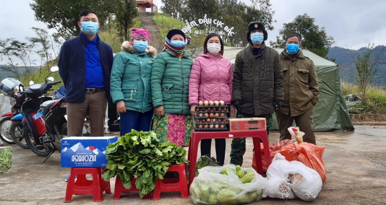Đoàn Thanh niên và Hội phụ nữ xã quyên góp hỗ trợ nhu yếu phẩm phục vụ khu cách ly Covid-19 tại thôn Séo Lủng