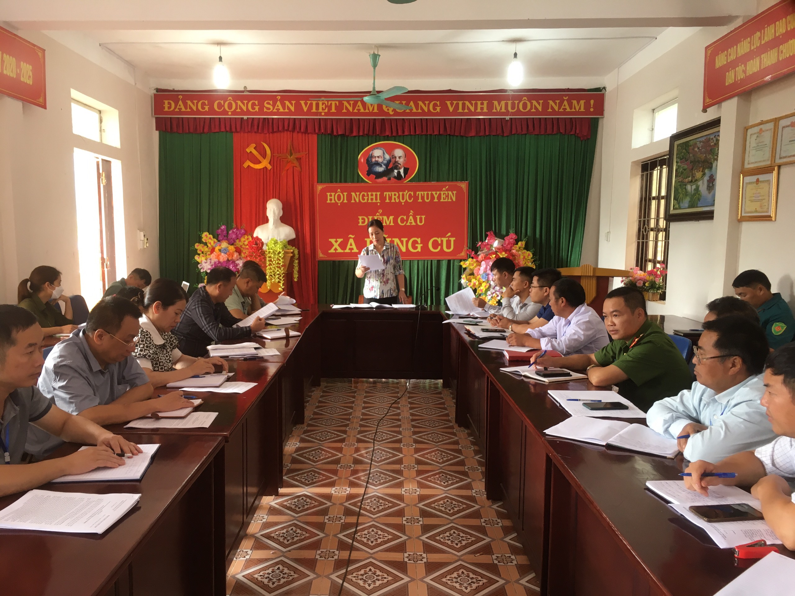 Đoàn kiểm tra theo Quyết định số 1258-QĐ/HU của Ban thường vụ huyện ủy Đồng Văn kiểm tra tại xã Lũng Cú